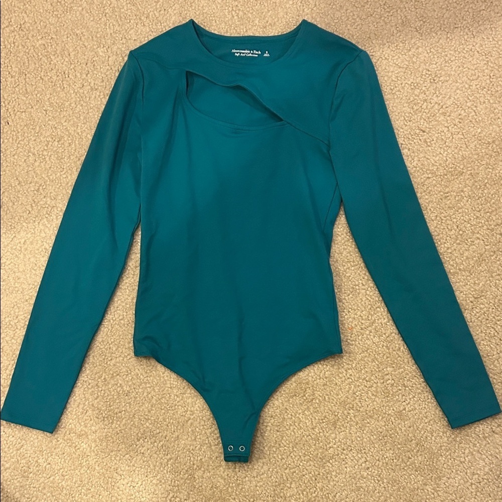 NWT Abercrombie & Fitch long-sleeve asymmetrical cutout bodysuit - Picture 2 of 5